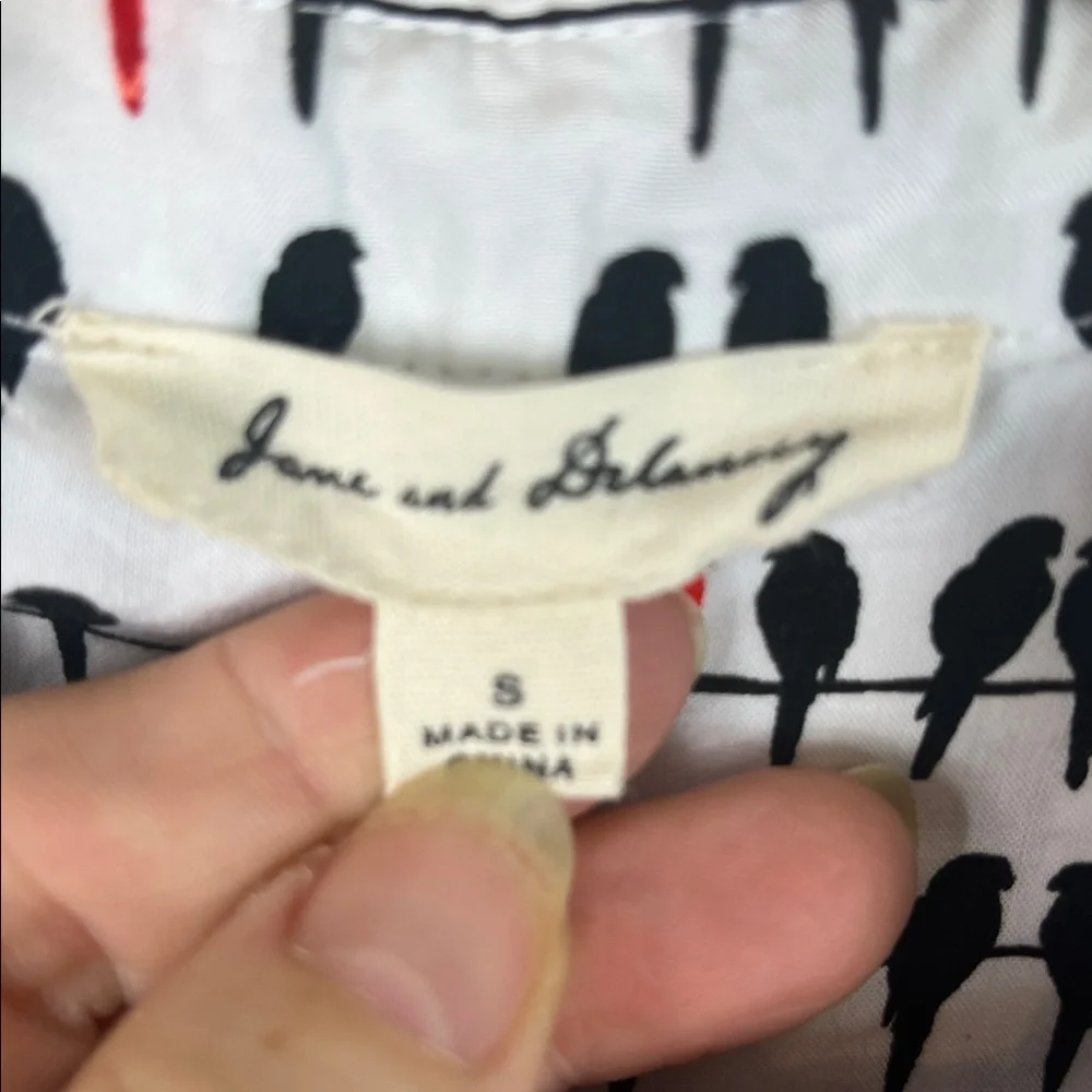 Jane & Delancey 100% rayon white with red and black birds, long sleeved button S - Picture 5 of 8